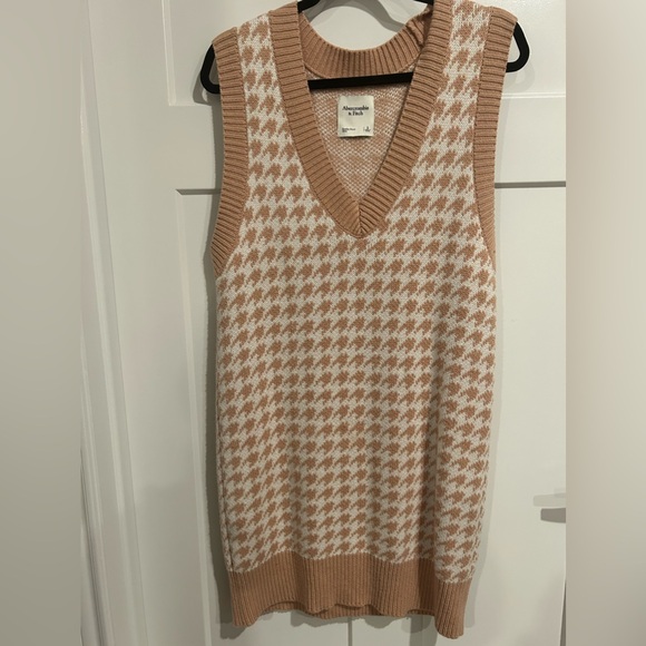 Abercrombie & Fitch - Picture 2 of 4